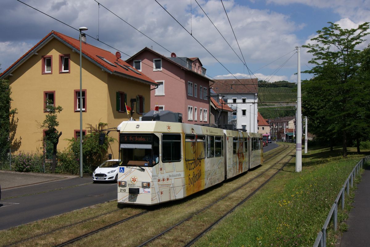 GT-E 210 der Würzburger Straßenbahn GmbH war am 09.07.2016 als Linie 5 auf dem Weg nach Rottenbauer. Unweit der Haltestelle Reuterstraße wurde dabei der Stadtteil Heidingsfeld durchfahren.