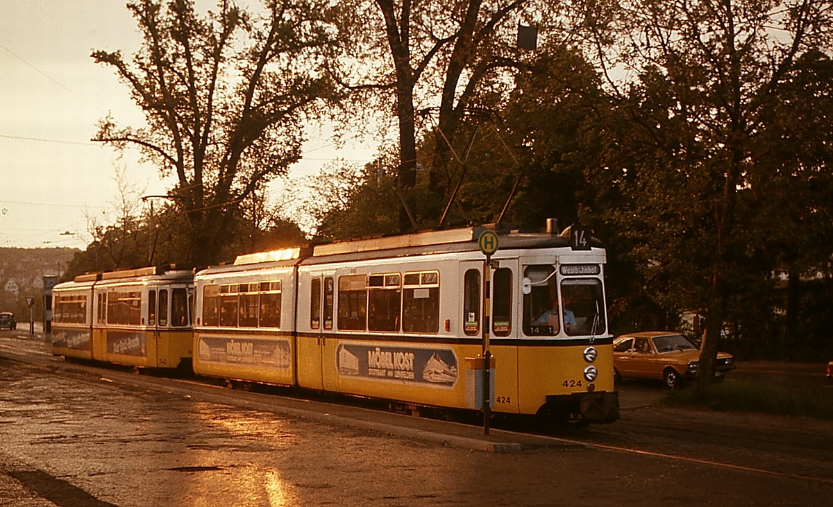 GT4 424 und ein weiterer GT4 sind im Mai 1978 an der Endhaltstelle Stuttgart Westbahnhof angekommen. Seit dem 01.10.1978 verkehren hier keine Straßenbahnen mehr.