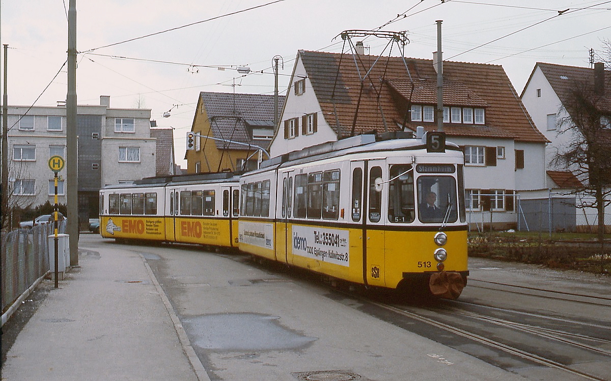 GT4 513 und ein weiterer GT4 fahren am 01.03.1987 in die Endschleife in Stuttgart-Stammheim ein. Damals fuhr noch die Linie 5 nach Stammheim, die vielen vertraute Linie 15 verkehrte bis zur Umstellung auf den Stadtbahnbetrieb nach Freiberg.