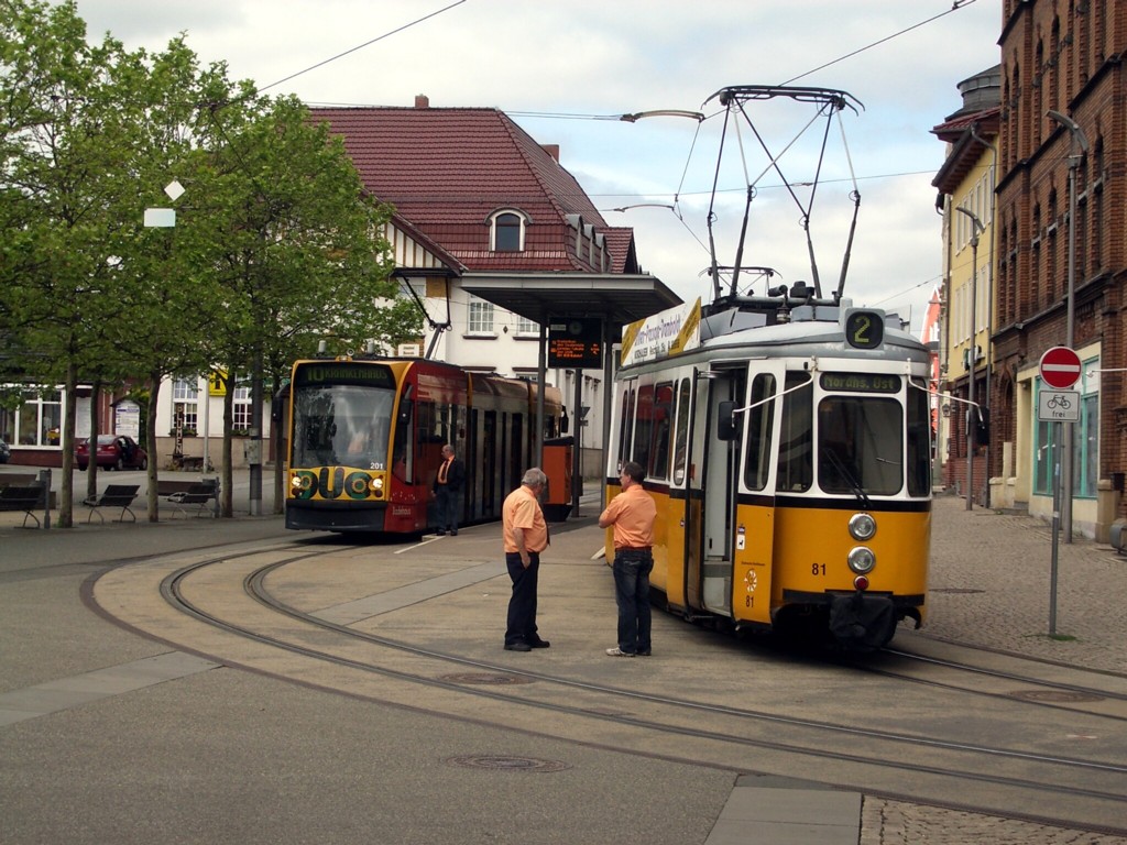 GT4 TW 81 (Ex-Stuttgart 673) und Tw Duo- Combino 201 am 13.06.2010 am Bahnhofsvorplatz in Nordhausen.