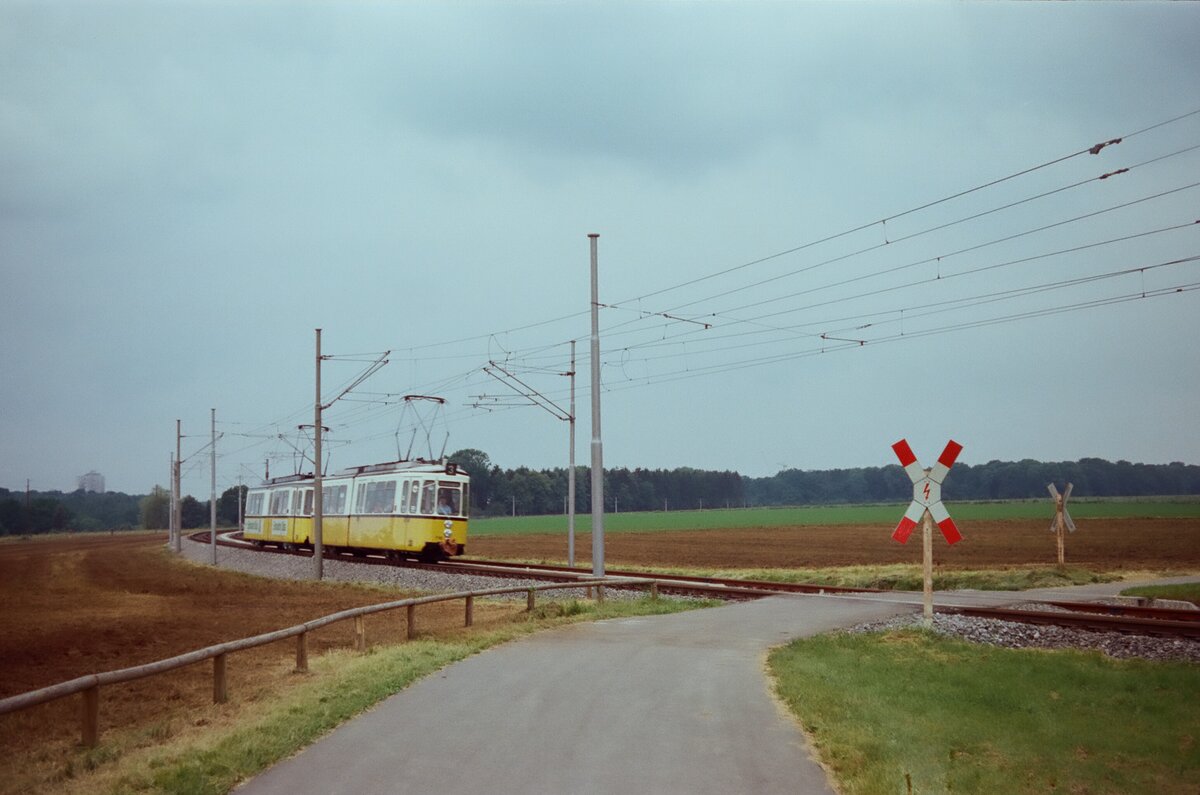 GT4 Zug der Stuttgarter Straßenbahnlinie 3 nach Plieningen zwischen den Stationen Landhaus und Plieningen (1983). Früher war das eine Bahnstrecke der Filderbahn mit zwei Spurweiten. 
