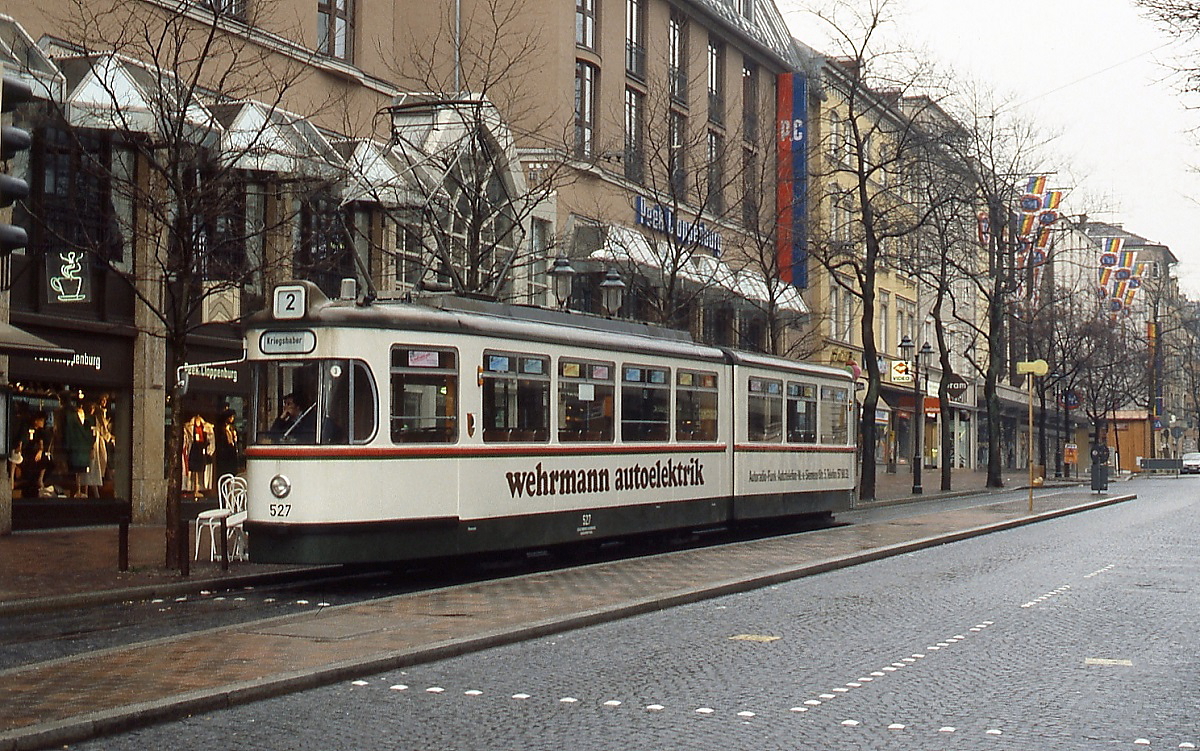 GT5 527 Anfang April 1988 als Linie 2 auf dem Weg nach Kriegshaber in der Augsburger Innenstadt
