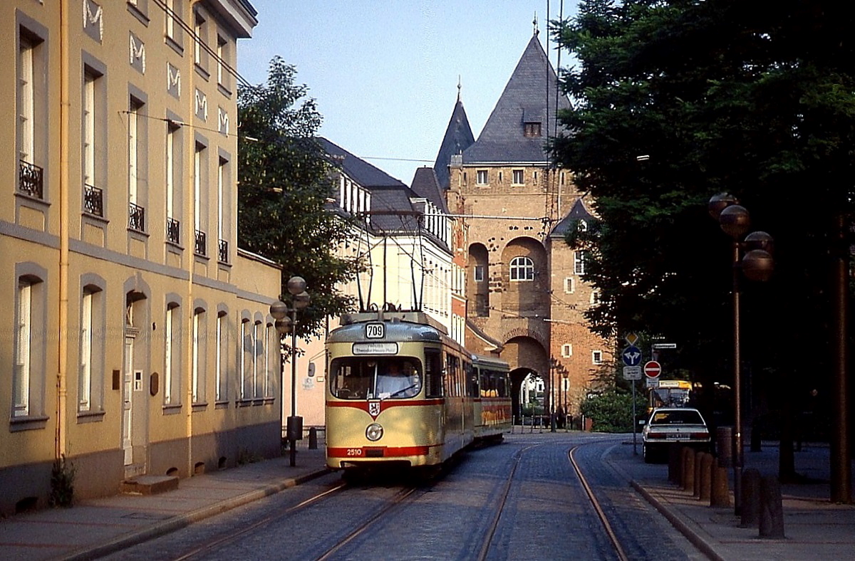 GT6 2510 im Frühjahr 1991 in der Oberstraße in Neuss, im Hintergrund das Obertor
