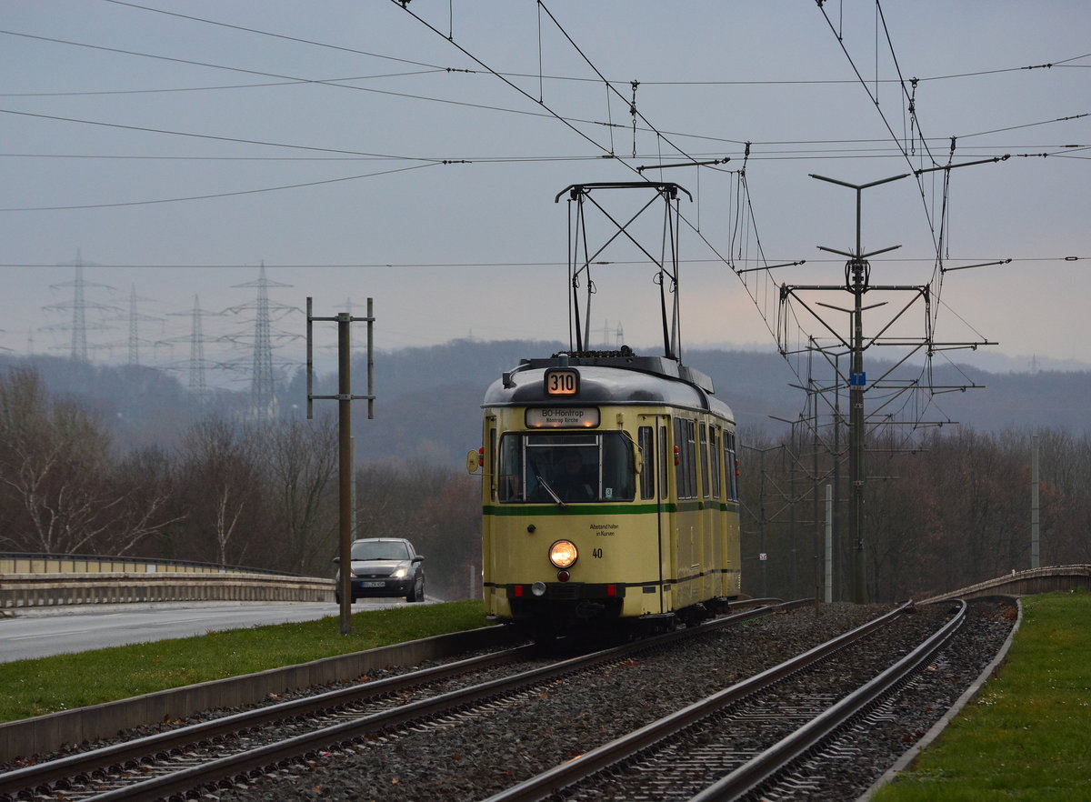GT6 Tw40 erreicht in Kürze die Haltestelle Bochum Mark 51°7. 

Bochum 07.12.2019