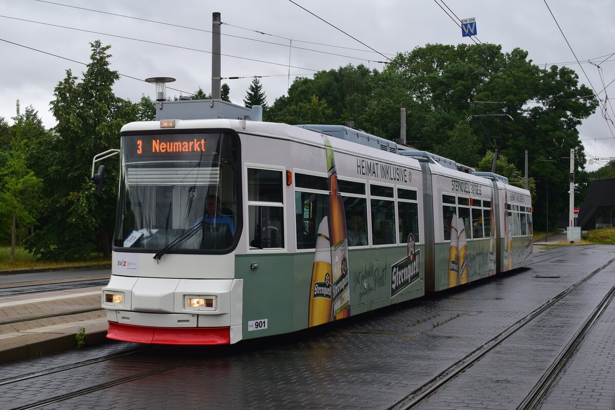 GT6M 901 steht in Zwickau Stadtbad und wartet aus Ausfahrt in Richtung Zwickau Zentrum.

Zwickau 28.07.2023