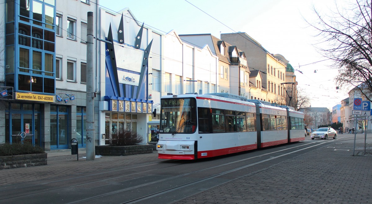 GT6M 908 von der SVZ fährt am 31.01.2014 mit der Linie 4 nach Pölbitz (gegenüber Astoria-Kino) am Poetenweg entlang.