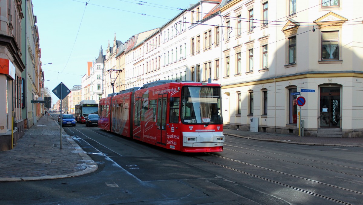 GT6M 909 von der SVZ fährt am 01.02.2014 mit der Linie 4 zum Städtisches Klinikum auf der Leipziger Str. entlang.