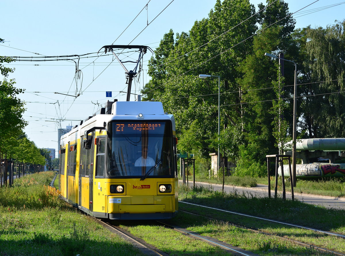 GT6U Triebwagen 1511 fährt an der Haltestelle Landsberger Allee/Rhinstraße ein.

Berlin Marzahn 23.07.2018