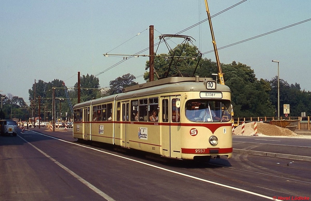GT8 2557 in der zweiten Hlfte der 1970er Jahre auf der Heinrich Heine-Allee. Das rote  S  an der Front weist auf den schaffnerlosen Betrieb hin. Damals war der erste Bauabschnitt der Dsseldorfer U-Bahn zwischen Klever Strae und Opernhaus noch im Bau. Seit 1988 verkehren hier keine oberirdischen Bahnen mehr.
