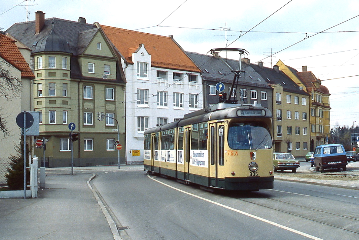 GT8 805 (Duewag-Lizenzbau Typ  Mannheim ) hat sich Anfang April 1988 als Linie 4 in Augsburg-Oberhausen auf den Weg nach Haunstetten gemacht. Der Tw wurde 2009 nach Iasi/Rumänien verkauft.