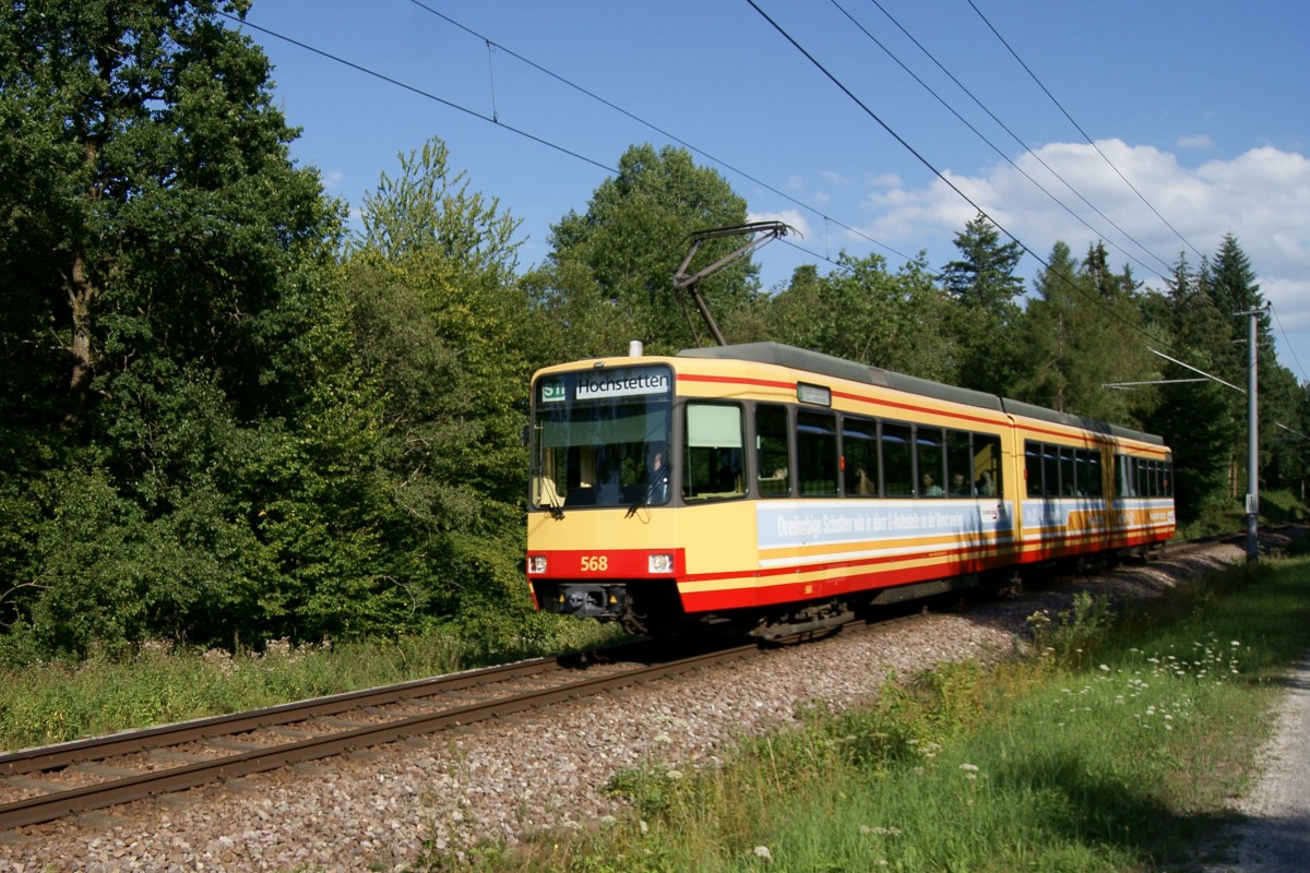 GT8-80C Nr. 568 ist auf der Karlsruher S11 zwischen Ittersbach und Karlsruhe bei der Station Reichenbach Kurpark unterwegs. (05.08.2015)