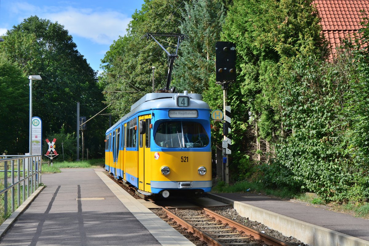 GT8N Tw521 fährt in Waltershausen Schnepfental ein. Seit 2011 ist der ex Mannheimer nun schon in Gotha beheimatet.

Waltershausen 11.08.2018