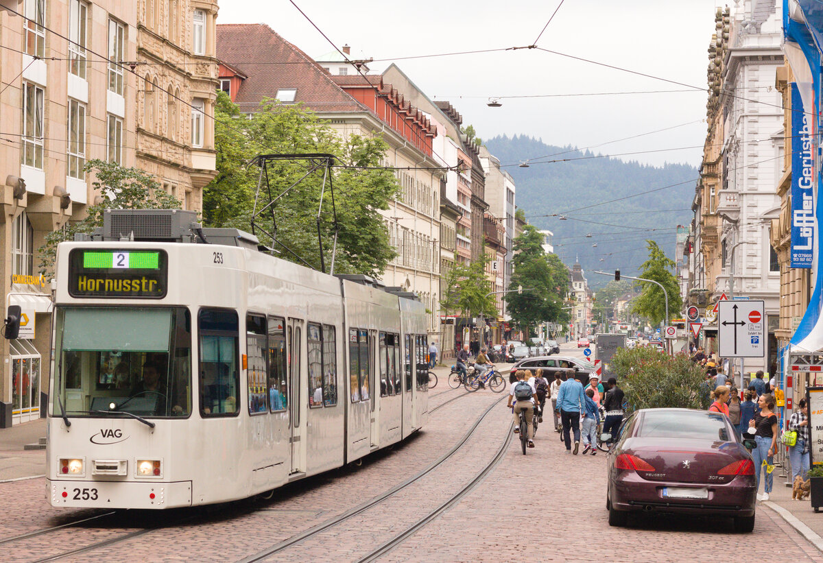 GT8Z auf der Linie 2 Günterstal-Hornusstraße am Martinstor in Freiburg. 