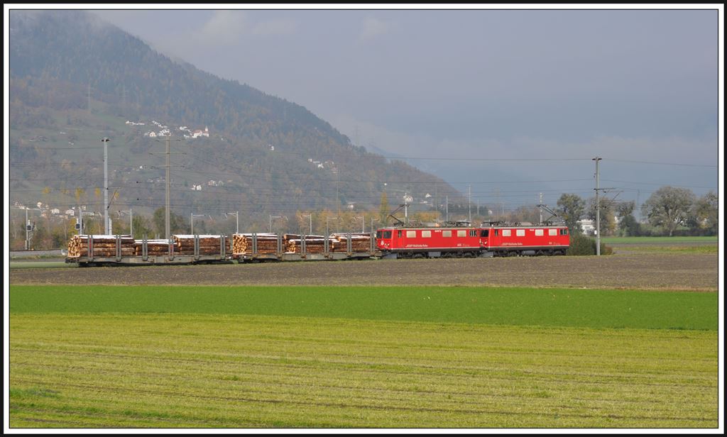 Gterzug mit Ge 4/4 I 605  Silvretta  und 610  Viamala  zwischen Zizers und Igis. (15.11.2013)