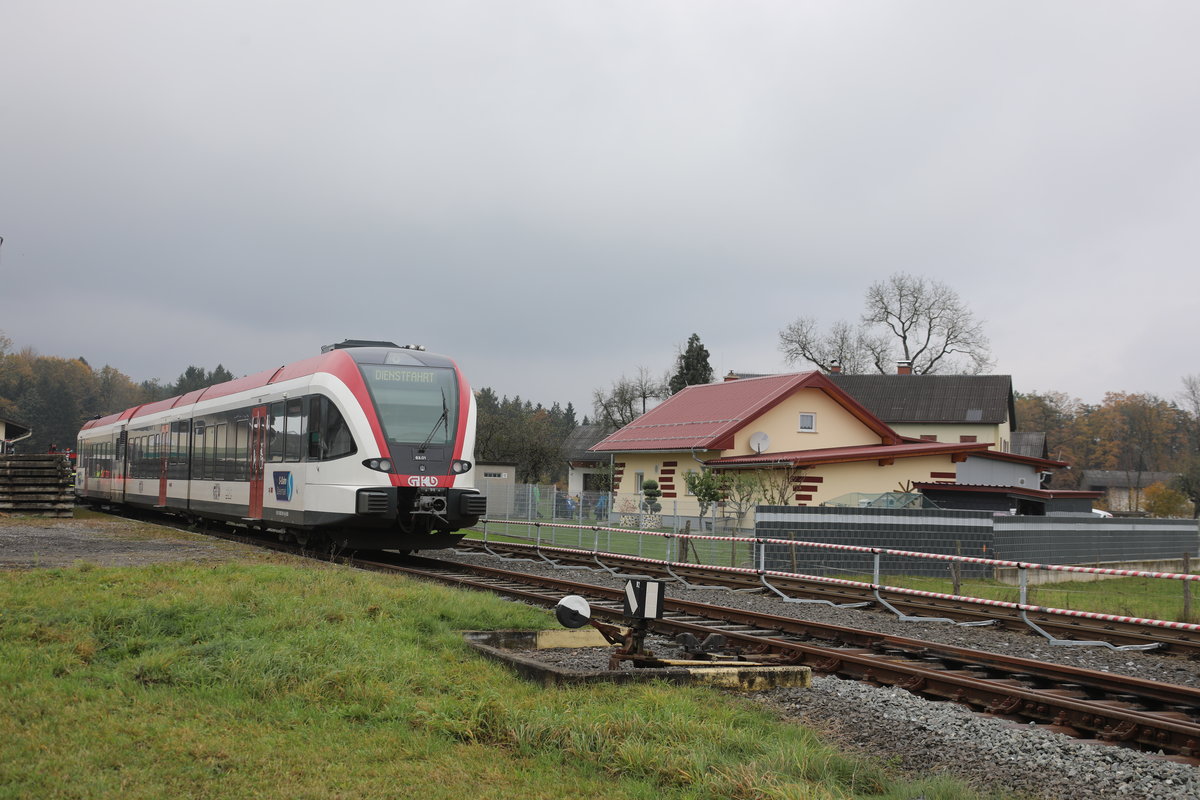 GTW 01 an diesem trüben 9.11.2019 in der Halte und Ladestelle Schwanberg. 