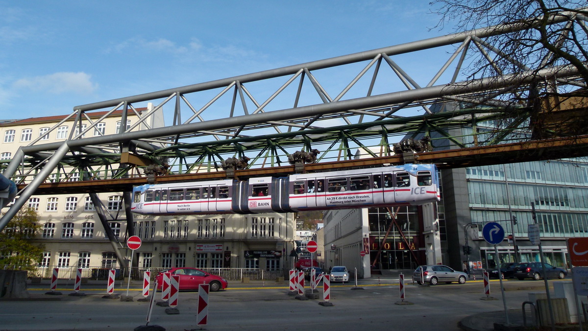 Gtw 24 fährt seit dem  07.11.2014 für 6 Monate mit neuer Werbung durchs Tal.   14.11.2014 Bundesalle - Ecke Bembergstraße beim Überqueren der B 7 kurz vor der Haltstelle Kluse