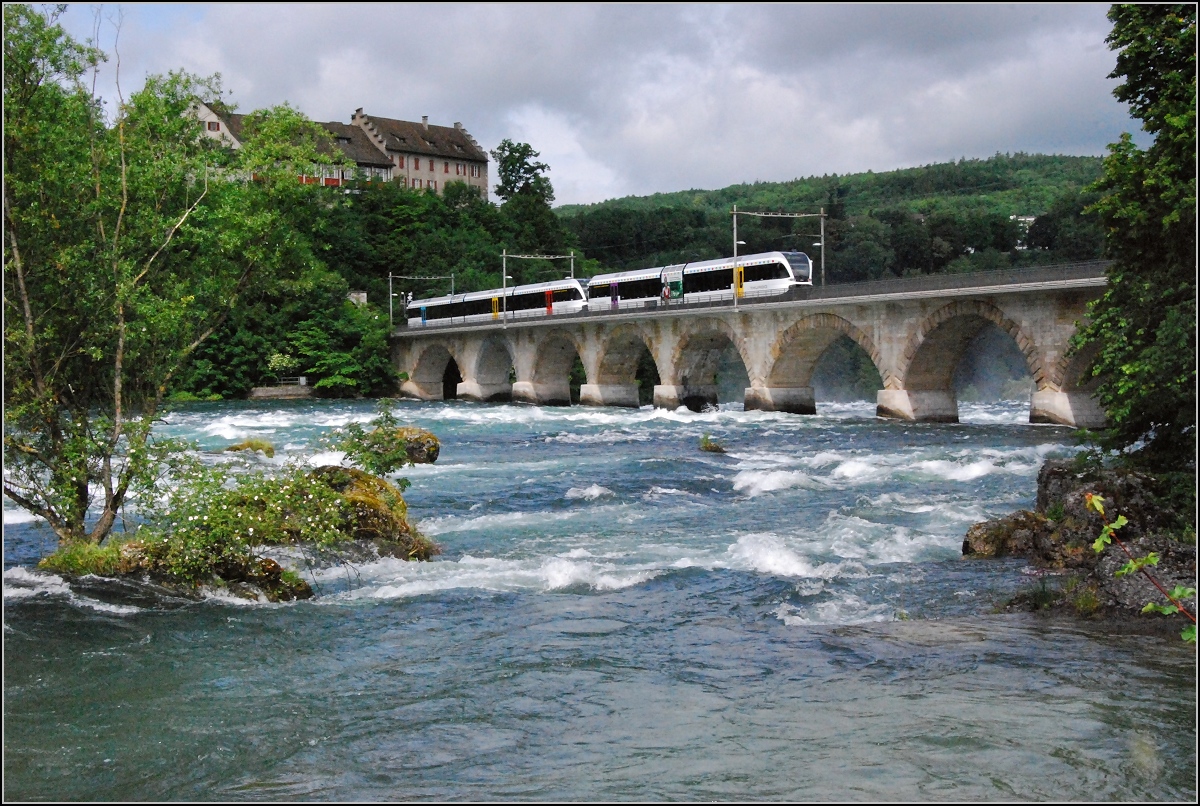 GTW 2/6 mit Betriebsnummer 718-2 und ein GTW 2/8 auf der Rheinbrcke oberhalb der Rheinfalls (31.05.2008, 10:20). 