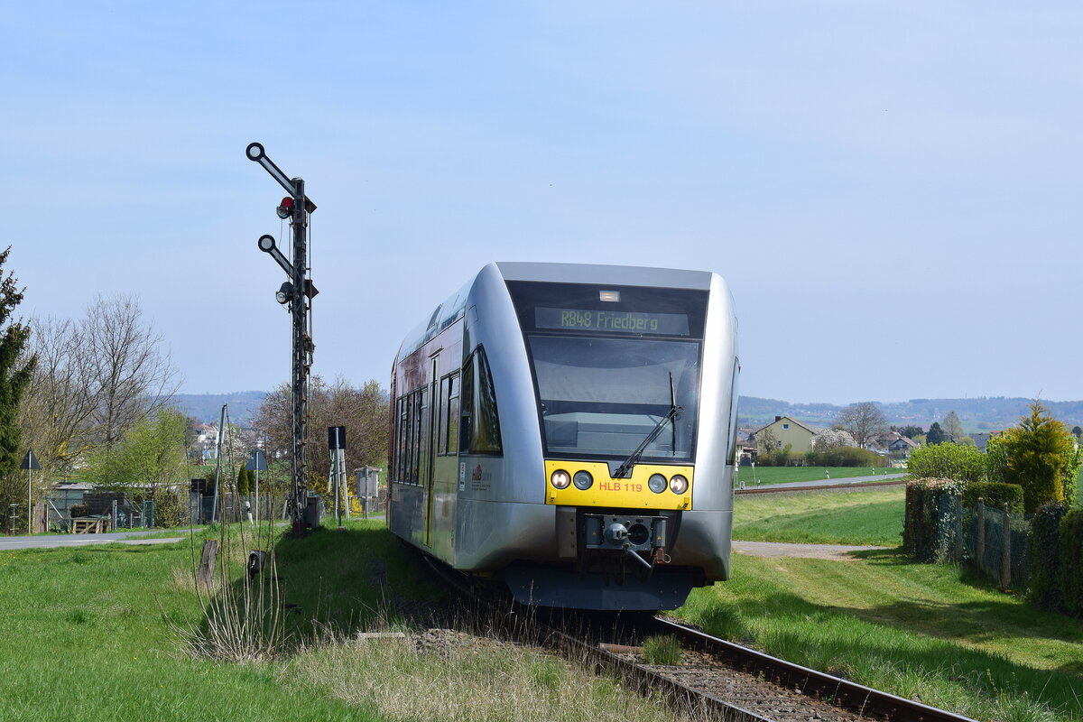 GTW HLB 119 passiert das Einfahrsignal von Beienheim auf der Fahrt nach Friedberg.

Beienheim 24.04.2021