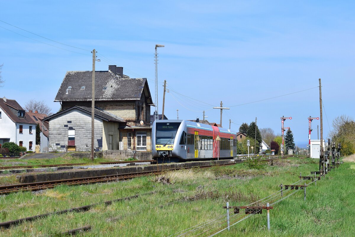 GTW HLB 119 steht im Bahnhof Beienheim und wartet die Zugkreuzung ab,

Beienheim 24.04.2021