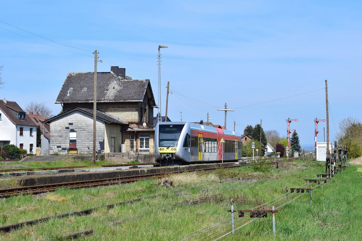GTW HLB 119 steht im Bahnhof Beienheim und wartet die Zugkreuzung ab,

Beienheim 24.04.2021