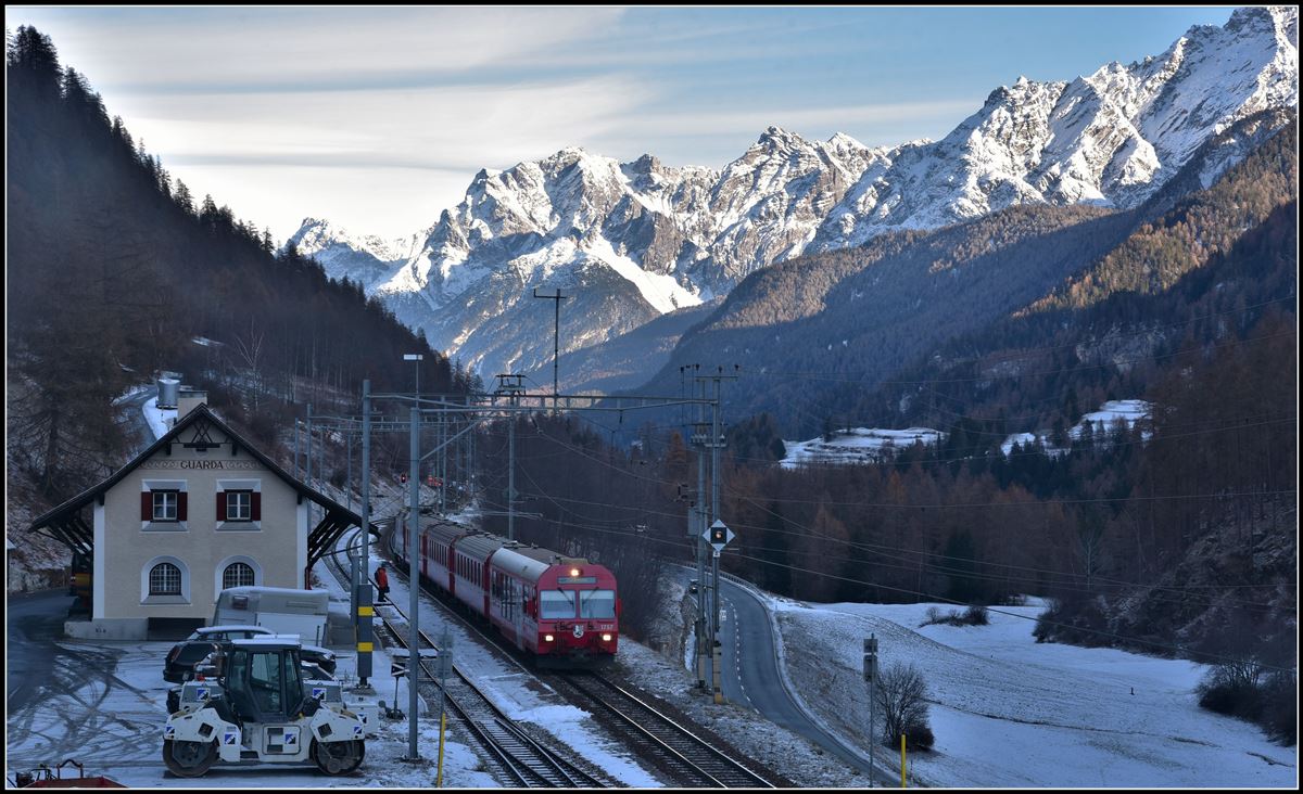 Guarda Staziun mit R1941 mit Steuerwagen Bt1757 und Ge 4/4 II 611  Landquart . (28.11.2018)