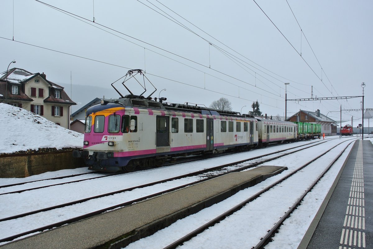 Gter im Valle de Joux; ABDe 578 016-8, Bt 50 85 80-35 904-2 und zwei Slps-x beim Manver in Sentier-Orient, 09.03.2017.

