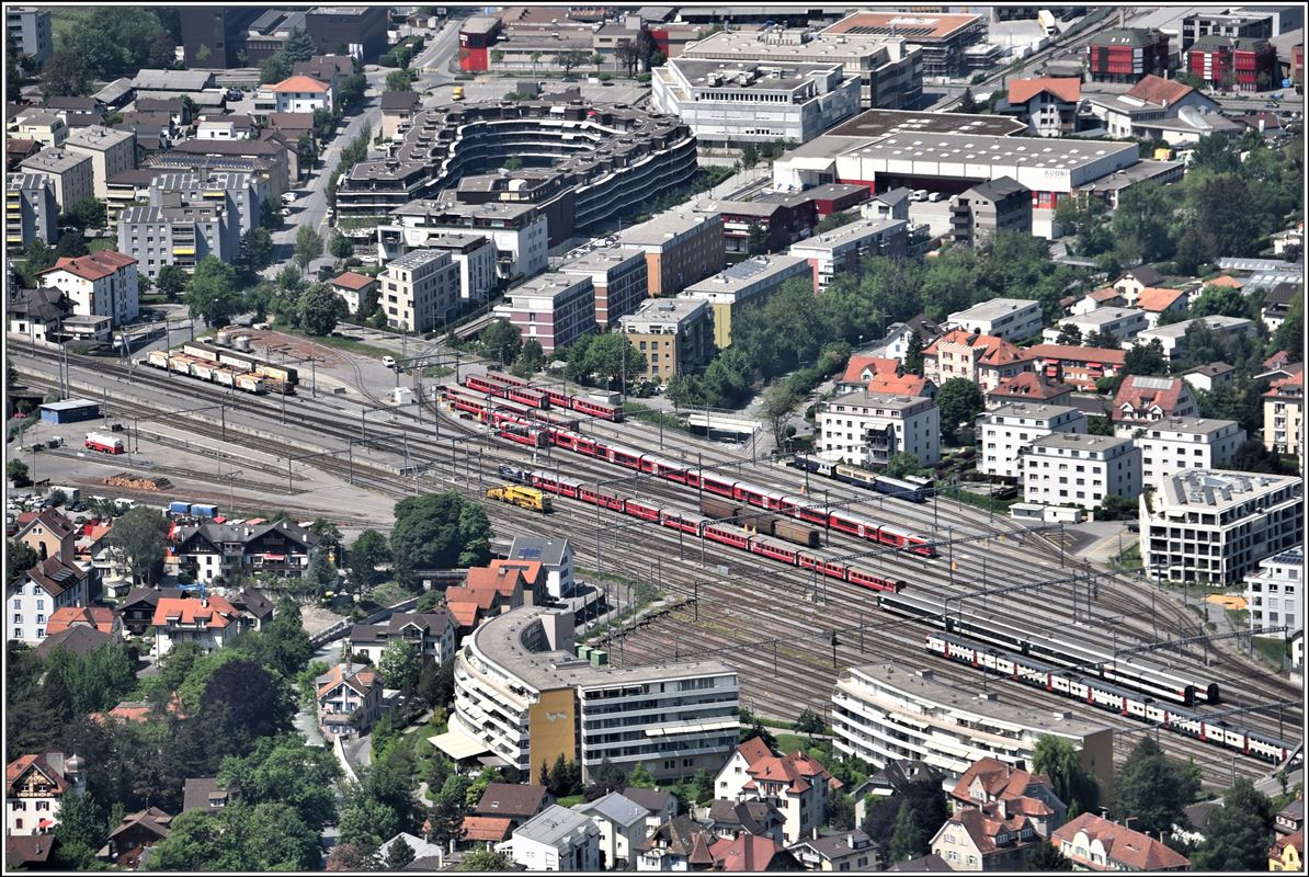 Güterbahnhof Chur miit Abstellgeleisen der SBB (links) und der RhB (rechts). RE1741 mit Ge 4/4 II 627  Reichenau-Tamins  fährt aus Richtung Disentis/Mustér. (06.05.2018)
