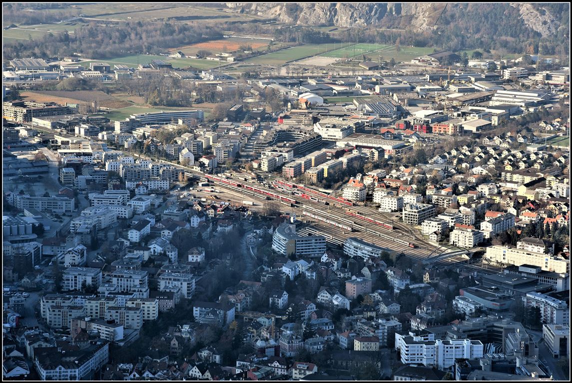 Güterbahnhof Chur mit Abstellanlagen und Freiverlad SBB und RhB in Chur. Aufnahme vom Wanderweg Maladers - Mittenberg. (18.11.2018)