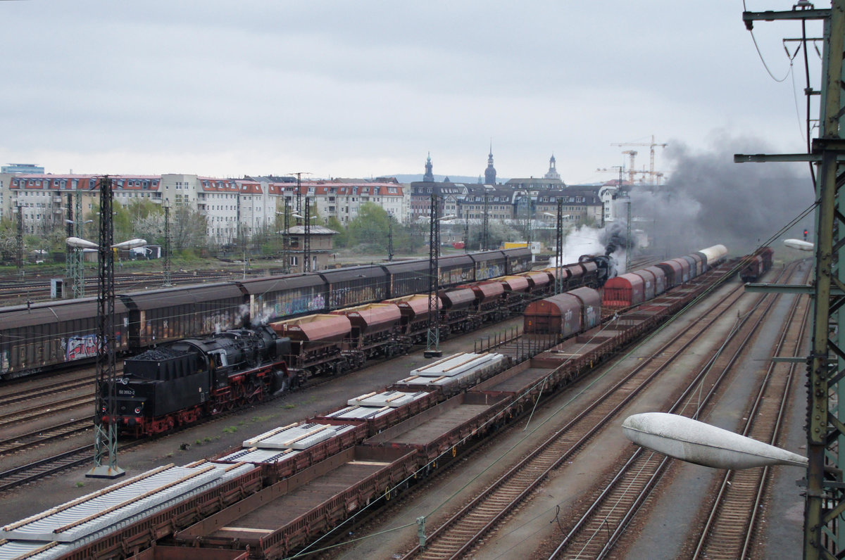 Güterbahnhof Dresden-Friedrichstadt
5519 (Zuglok) und 50 3552-2 (Schublok) werden den Fotozug über die Tharandter Rampe nach Klingenberg-Colmitz bringen