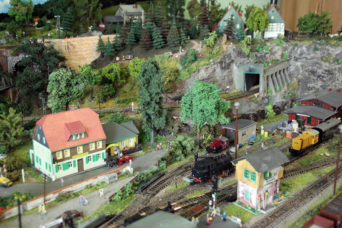 Güterbahnhof mit Gasthof  Drei Linden 
Anlage  Von Birkenthal nach Waldaue, Spur TT
Datum:16.04.2014