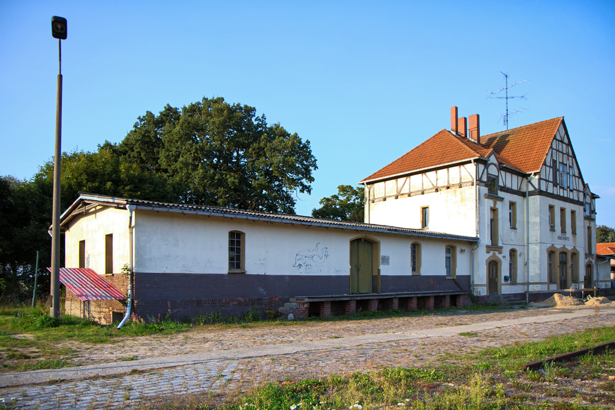 Güterboden und Emfangsgebäude des ehemaligen Bahnhofs Röbel. - 18.09.2014