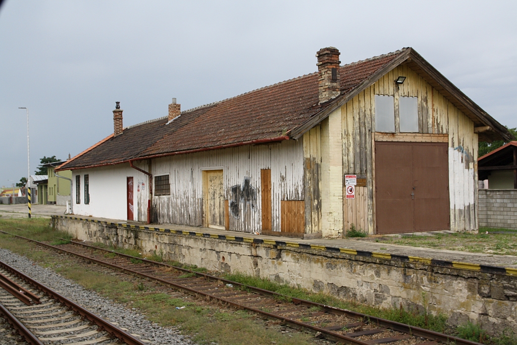 Güterschuppen im Bahnhof Straznice am 03.August 2019.