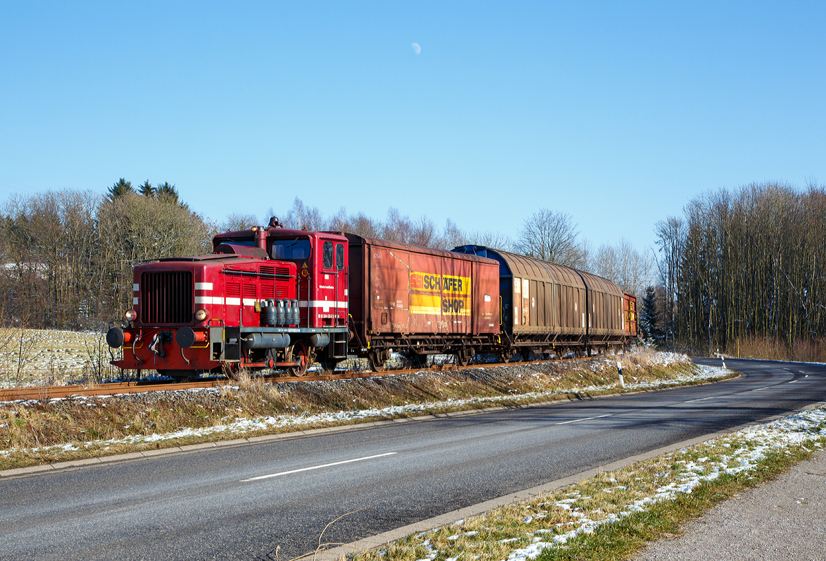 
Güterverkehr am Westerwald, mit einem Hauch von Winter....
Die V 26.3 (Lok 3) der Westerwaldbahn (WEBA) eine Jung R 30 B, fährt am 16.02.2016 ihrem Güterzug von Weitefeld, via Bindweide, nach Scheuerfeld/Sieg, hier beim Elkenrother Weiher (zwischen Weitefeld und Elkenroth).

Die Jung Lok vom Typ R 30 B wurden bei der Firma Jung in Kirchen/Sieg 1957 unter der Fabriknummer 12748 gebaut und als V 26.3 an die WEBA geliefert. Sie hat die NVR-Nummer 98 80 3944 005-8 D-WEBA.