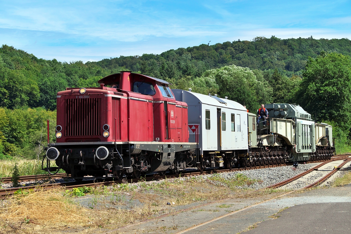 Güterverkehr auf der Illtalbahn (Primstalbahn Strecke 3274 Wemmetsweiler - Lebach - Nonnweiler) ist gaaanz selten. Drei Trafotransporte der Firma Amprion sind angesetzt, am 27.07.2020 kam der zweite Transport nach Eppelborn. Von dort geht es per Tieflader bis zum Umspannwerk bei Uchtelfangen. V 100 2091 der Vulkaneifelbahn (212 091) hatte die Aufgabe den Trafo ins Saarland zu befördern.