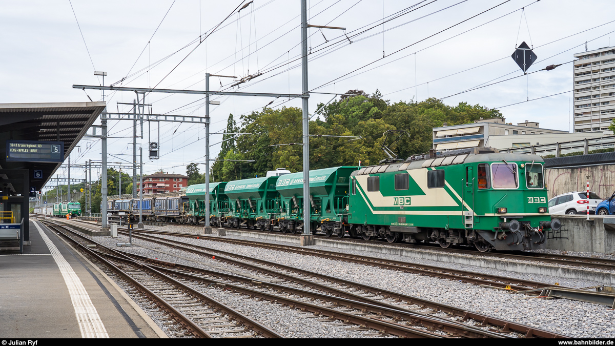 Güterverkehr bei der MBC<br>
Am 25. August 2020 schiebt Re 420 506 in Morges einen Kieszug Gland - Apples auf die Rollbockgrube.
