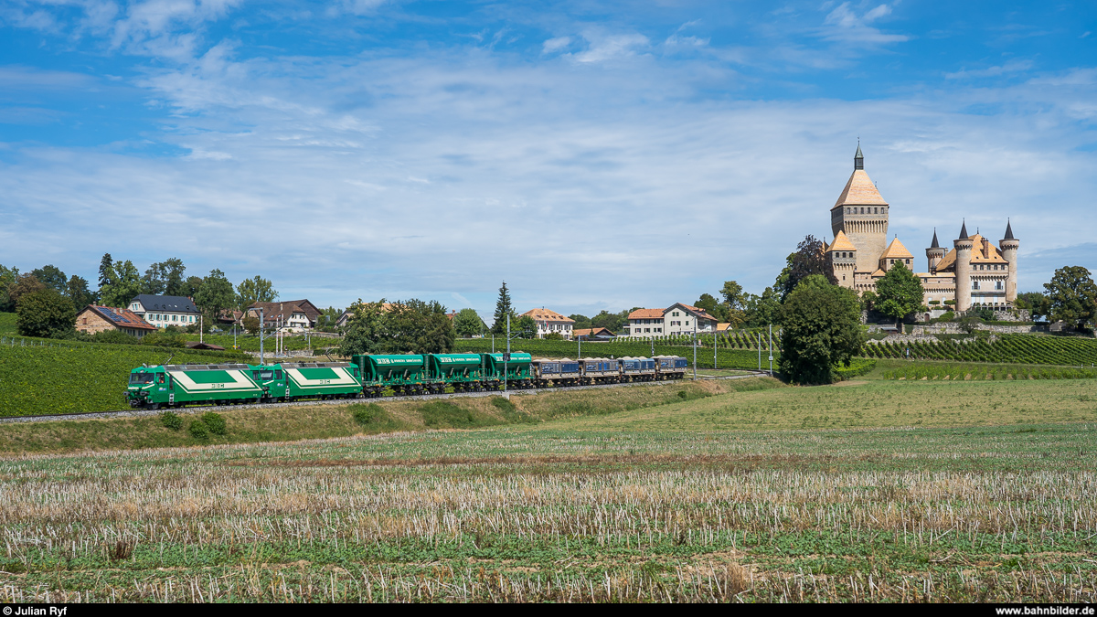 Güterverkehr bei der MBC<br>
Ge 4/4 22 und 21 mit einem aufgebockten Kieszug Apples - Gland am 25. August 2020 bei Vufflens-le-Château.