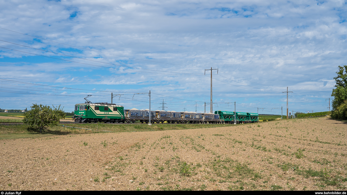 Güterverkehr bei der MBC<br>
Re 420 506 mit einem Kieszug Apples - Gland am 25. August 2020 bei Allaman.