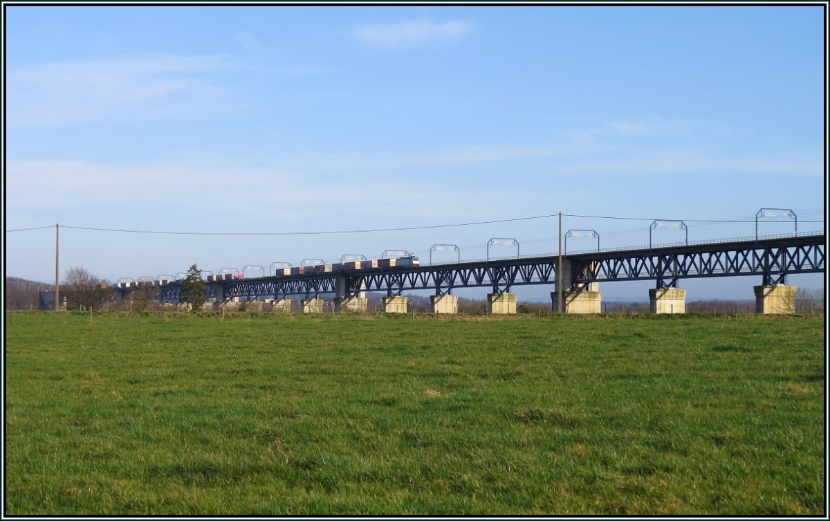 Güterverkehr im Dreiländereck B,D,NL. Hier zu sehen ein gemischter Containerzug auf dem Göhltalviadukt bei Moresnet in Belgien im April 2014, entlang der Montzenroute.