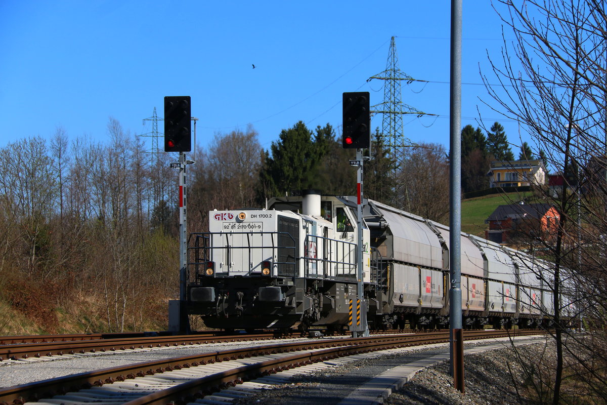 Güterverkehr für den Koralmtunnel ,...
DH 1700.2 bei der Einfahrt in den  Bahnhof  Leibenfeld am 27.04.2017 mit einem Ganzzug Perlkies.