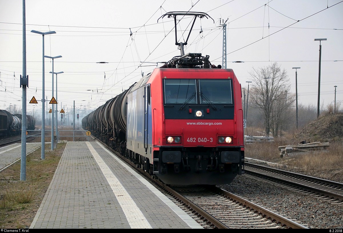 Güterverkehr ohne Ende in Angersdorf - was sehr ungewöhnlich ist. Dies hing mit der teilweisen Sperrung der Bahnstrecke Halle–Bebra (KBS 580) zwischen Großkorbetha und Weißenfels zusammen, weshalb Umleitungen nötig waren.
Hier durchfährt Re 482 040-3 von SBB Cargo als Kesselzug den Bahnhof Angersdorf auf der Bahnstrecke Halle–Hann. Münden (KBS 590) Richtung Halle (Saale). [8.2.2018 | 14:37 Uhr]