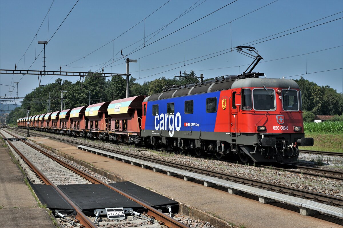Güterverkehr in Zweidlen vom 21. Juli 2021.
Kieszug mit der Re 620 083-6  AMSTEG-SILENEN  auf Rangierfahrt zum Kieswerk.
Fotostandort: Öffentlich zugänglicher Weg, Bildausschnitt Fotoshop.
Foto: Walter Ruetsch 
