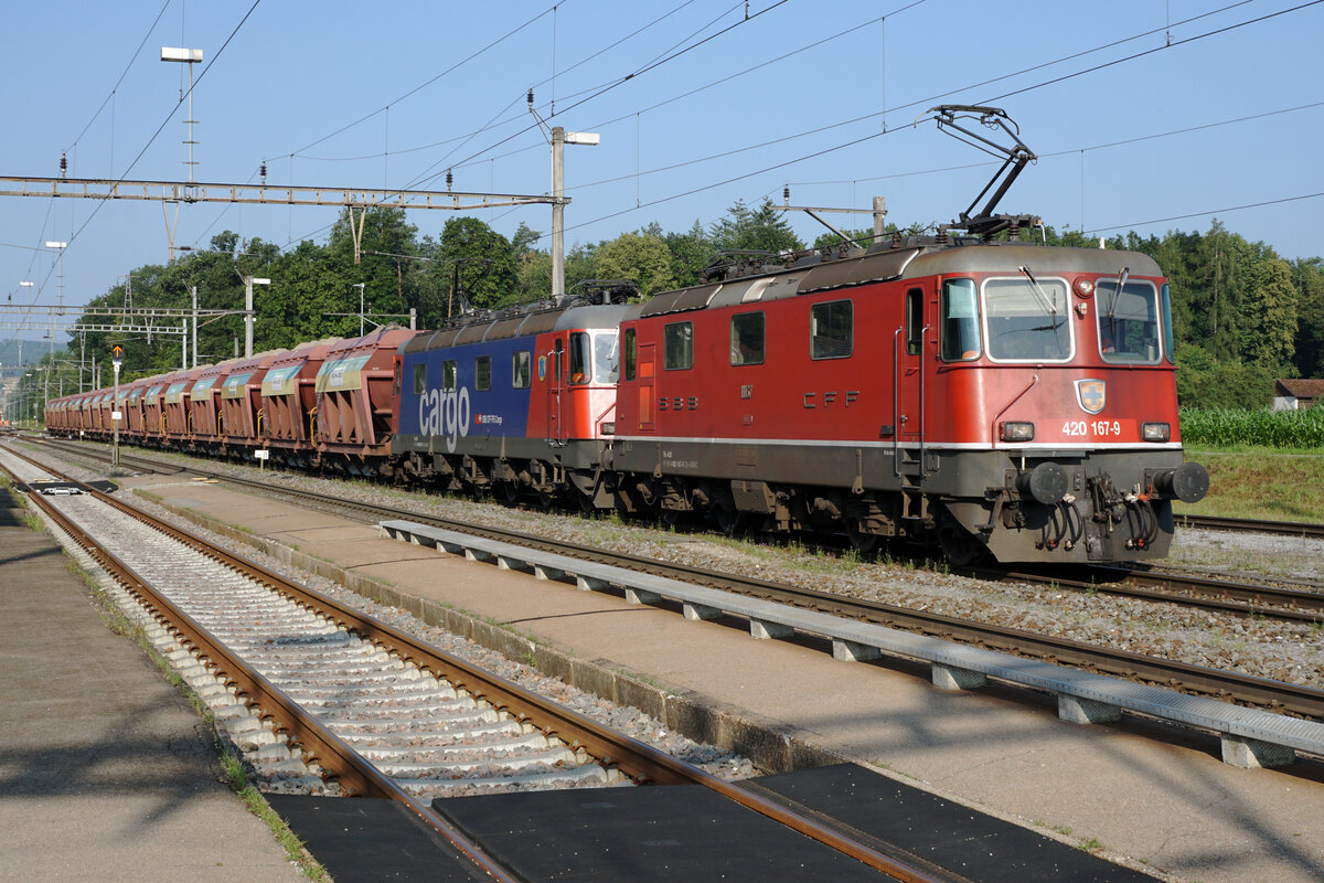 Güterverkehr in Zweidlen vom 21. Juli 2021.
Kieszug mit der Re 420 167-9 und der Re 620 007  WATTWIL  zu Abfahrt bereit.
Fotostandort: Öffentlich zugänglicher Weg, Bildausschnitt Fotoshop.
Foto: Walter Ruetsch