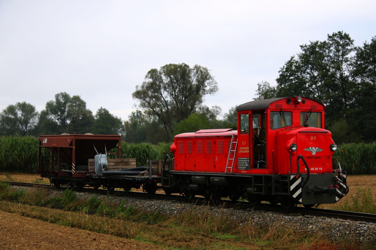 Güterverkehre gibt's auf der Stainzer Lokalbahn ja grundsätzlich nur mehr zu Fotozwecken. Anders am 9.Oktober 2015. Zu Bauarbeiten rollt MK48.2019 nächst km 4,2 bei Kraubath.  