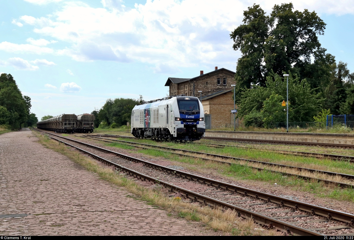 Güterverladung mit der neuen Stadler Eurodual 2159
Regelmäßig wird der Löbejüner Quarzporphyr, auch Rhyolith genannt, auf einem kleinen erhaltenen Teilstück der stillgelegten Bahnstrecke Nauendorf–Gerlebogk (6804) verladen und abtransportiert.

Nachdem 159 202-1 (20-02) die 11 soeben bei der SH Natursteine GmbH & Co. KG verladenen Schüttgutwagen in den Bahnhof Nauendorf(Saalkr) rangiert hat, werden nun die noch leeren Wagen auf dem Nachbargleis zum Steinbruch mitgenommen. Es folgt ein  kleines  Rangiermanöver.
Aufgenommen im Gegenlicht von der öffentlich zugänglichen Ladestraße.
[21.7.2020 | 11:22 Uhr]