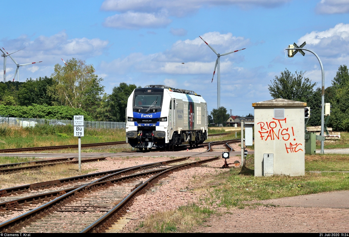Güterverladung mit der neuen Stadler Eurodual 2159
Regelmäßig wird der Löbejüner Quarzporphyr, auch Rhyolith genannt, auf einem kleinen erhaltenen Teilstück der stillgelegten Bahnstrecke Nauendorf–Gerlebogk (6804) verladen und abtransportiert.

Nachschuss auf 159 202-1 (20-02), die über den Bahnübergang (Bü) Löbejüner Straße am Bahnhof Nauendorf(Saalkr) rangiert. Um an die noch leeren Schüttgutwagen zu fahren, muss die Lok die handbetriebene Weiche im Hintergrund passieren und im Anschluss über das äußerste Gleis im Vordergrund zurücksetzen.
Aufgenommen von der öffentlich zugänglichen Ladestraße.
[21.7.2020 | 11:24 Uhr]