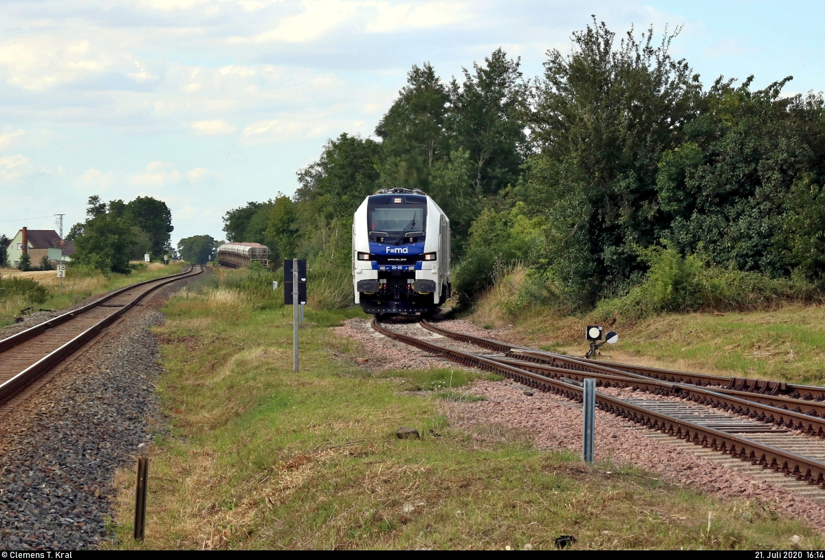 Güterverladung mit der neuen Stadler Eurodual 2159
Regelmäßig wird der Löbejüner Quarzporphyr, auch Rhyolith genannt, auf einem kleinen erhaltenen Teilstück der stillgelegten Bahnstrecke Nauendorf–Gerlebogk (6804) verladen und abtransportiert.

Jetzt wird's besonders interessant:
159 202-1 (20-02) lässt die 23 soeben beladenen Schüttgutwagen (im Hintergrund sichtbar) auf dem recht abschüssigen Streckenabschnitt zwischen den Bahnübergängen (Bü) Domnitzer Straße und Löbejüner Straße zunächst stehen, um vorher die andere Wagenschlange im Bahnhof Nauendorf(Saalkr) auf ein anderes Gleis zu rangieren. Daher muss sie ein Stück allein zurücklegen.
Aufgenommen vom noch geöffneten Bü Löbejüner Straße, der vor der Überfahrt manuell gesichert werden muss.
[21.7.2020 | 16:14 Uhr]