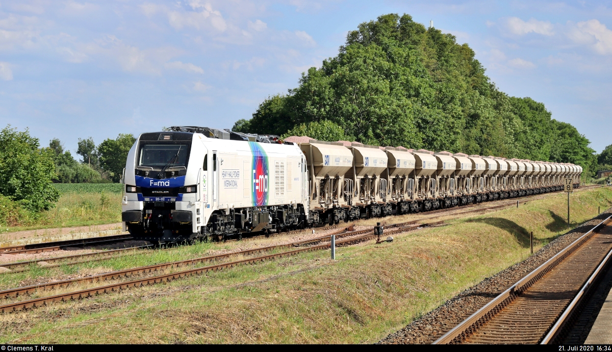 Güterverladung mit der neuen Stadler Eurodual 2159
Regelmäßig wird der Löbejüner Quarzporphyr, auch Rhyolith genannt, auf einem kleinen erhaltenen Teilstück der stillgelegten Bahnstrecke Nauendorf–Gerlebogk (6804) verladen und abtransportiert.

Bevor die soeben aus dem Steinbruch Wettin-Löbejün (SH Natursteine GmbH & Co. KG) abgeholten Schüttgutwagen in den Bahnhof Nauendorf(Saalkr) gefahren werden können, hat 159 202-1 (20-02) zunächst noch eine Reihe anderer Wagen auf das linke Nachbargleis umrangiert.
Sie wird sich gleich wieder vom Wagenverband lösen, um den letzten Schritt der Rangierarbeiten zu absolvieren.
Aufgenommen vom Bahnsteig 1.
[21.7.2020 | 16:34 Uhr]