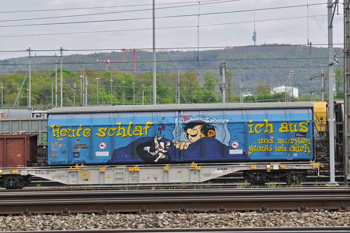 Güterwagen 245 7 081-7, mit einem wirklich schönen Graffiti Bild. steht im Sortier-abteil des Güterbahnhofs Muttenz. Die Aufnahme stammt vom 14.04.2017.  