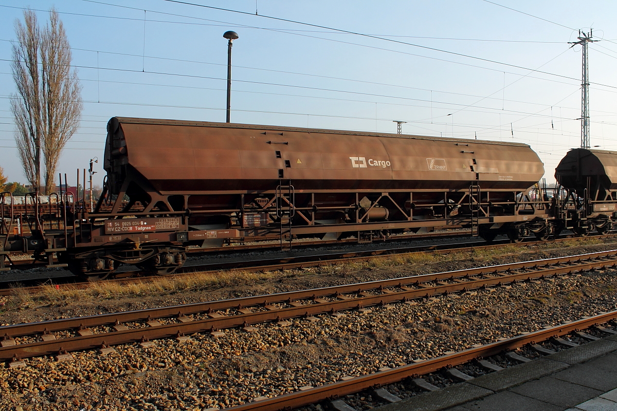 Güterwagen (31 54 0925 034-9 CZ-CDCR) der Bauart Tadgnss am 27.11.2014 in Oranienburg.
Der Selbstentladewagen mit einem öffnungsfähigen Dach ist für den Transport von Lebensmittelschüttgut bestimmt, das vor Witterungseinflüssen geschützt werden muss, z.B. loses Getreide. 
