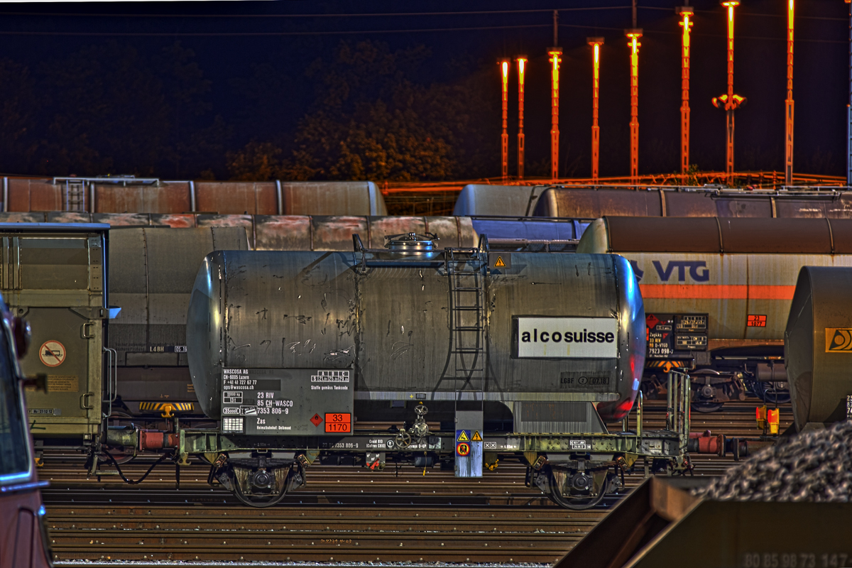 Güterwagen 85 CH-WASCO 7353 806-9 Typ Zas (Heimatbahnhof Delemont)
steht nachts beladen mit Ethanol am Ablaufberg des Bahnhofs Muttenz.Bild Juli 2015